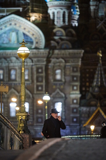 El actor Toni Servillo es el cicerone de la visita guiada al museo. (NAIZ)