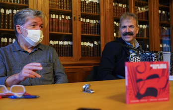 Koldo Izagirre eta Joseba Tapia, disko berriaren aurkezpenean. (Jagoba MANTEROLA/FOKU)