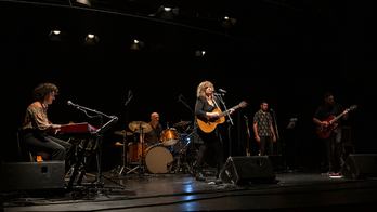 Euskal Herriko hurrengo zuzenekoa abenduaren 7an emango du Estitxuk Ahotsenean. (Pako SANTXEZ)