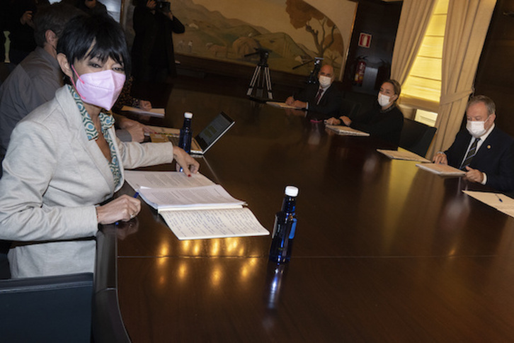 Maddalen Iriarte y el consejero Pedro Azpiazu en la segunda reunión para hablar de presupuestos. (Monika DEL VALLE/FOKU)