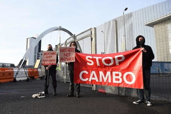 Activistas contra el nuevo pozo de extracción de Cambo, durante la cumbre del COP26. (Andy BUCHANAN / AFP)