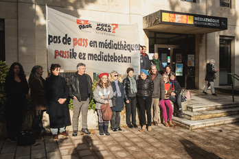 A Bayonne, le collectif a pu s'entretenir avec le Directeur des services généraux sur la situation de la médiathèque. © Guillaume FAUVEAU.