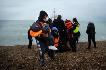 Migrantes rescatados en aguas del Canal de la Mancha mientras intentaban llegar a Gran Bretaña. (Ben STANSALL/AFP)
