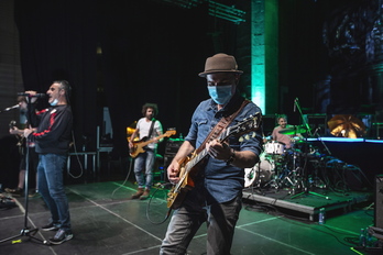 Haimar Arejita lehen planoan, iaz Naizerako emandako kontzertuan. (Aritz LOIOLA / FOKU)