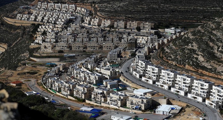 Asentamiento israelí de Givat Zeev, cerca de Ramallah, en la Cisjordania ocupada. (Ahmad GHARABLI / AFP)