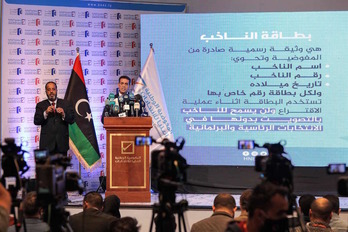 Imad Al Sayed, presidente de la Comisión Electoral libia, en rueda de prnesa. (Mahmud TURKIA/AFP)
