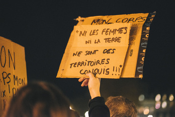 La Journée internationale pour l'élimination de la violence faite aux femmes donne lieu à des manifestations chaque 25 novembre. © Guillaume FAUVEAU