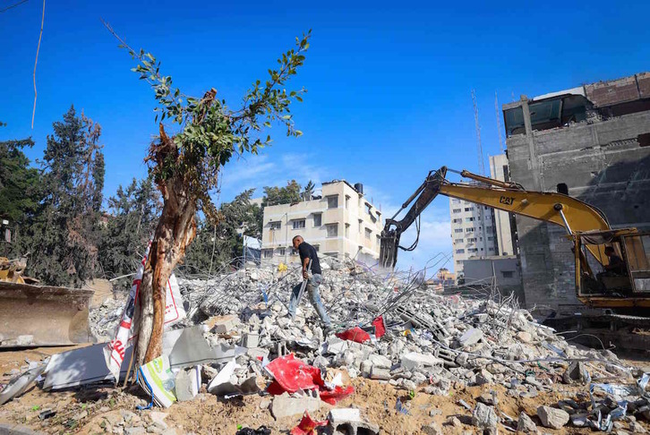 Trabajadores palestinos desescombran una casa derruida por los últimos bombardeos en Gaza. (Mohammed ABED/AFP)