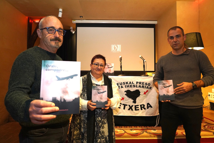 Mikel Korta, Arantza Eziolaza eta Oier Gonzalez  ‘Órale compadre...¡Nos vemos en Iparralde!’ liburuaren aurkezpenean. (Monika DEL VALLE/FOKU)