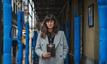 Eider Rodriguez, liburua eskuan, gaur Donostian. (Gorka RUBIO/FOKU)