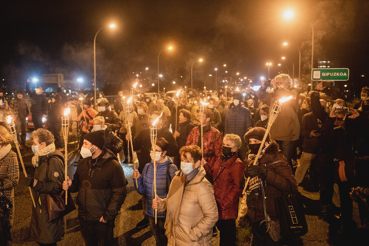 Concentración el pasado lunes en el puente de Santiago, entre Irun y Hendaia. (Guillaume FAVEAU)