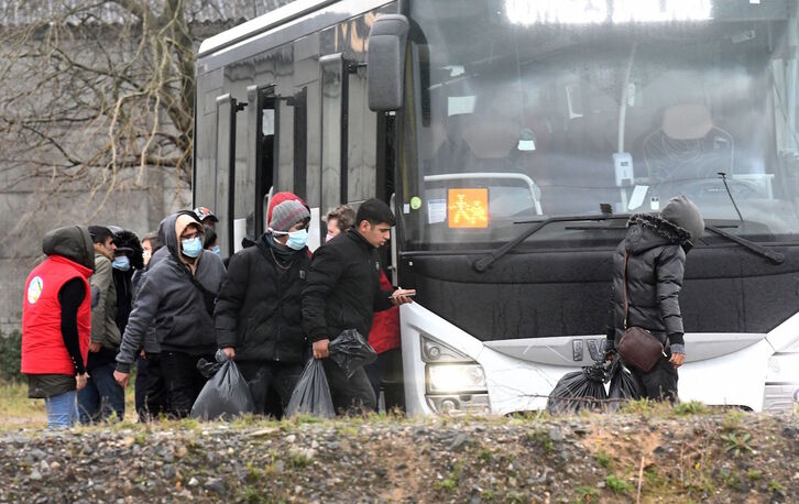 Un grupo de migrantes en Calais, tras un intento fallido de atravesar el canal de La Mancha. (François LO PRESTI/AFP)