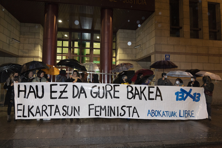 Solidaridad feminista con las personas encausadas en el sumario 13/13, frente a los juzgados de Bilbo. (Monika DEL VALLE/FOKU)