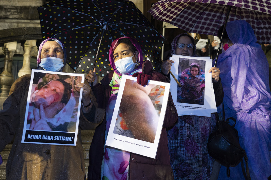 Carteles en Bilbo para denunciar la situación de la activista saharaui Sultana Khaya. (Monika DEL VALLE/FOKU) Carteles en Bilbo para denunciar la situación de la activista saharaui Sultana Khaya. (Monika DEL VALLE/FOKU)