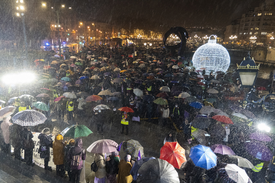 La multitud reunida en Bilbo, bajo una intensa lluvia. (Monika DEL VALLE/FOKU) La multitud reunida en Bilbo, bajo una intensa lluvia. (Monika DEL VALLE/FOKU)
