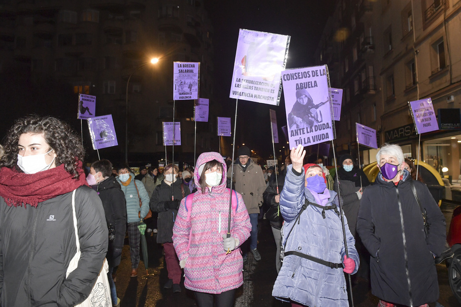 Carteles reivindicativos en la movilización de Gasteiz. (Idoia ZABALETA/FOKU) Carteles reivindicativos en la movilización de Gasteiz. (Idoia ZABALETA/FOKU)