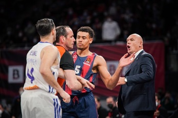 El momento más caliente del partido ha estado en el rifi-rafe entre Wade Baldwin y Thomas Heurtel. (Endika PORTILLO / FOKU)