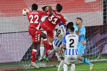 Fofana se impone en las alturas para anotar el gol que he decidido el partido. (Valery HACHE / AFP) 