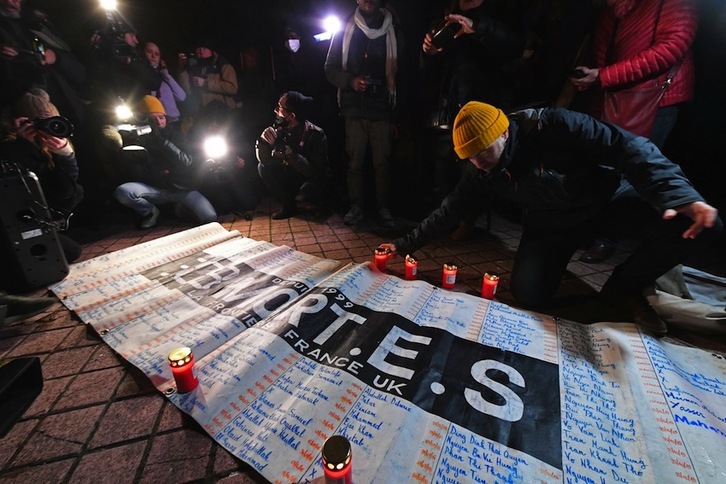  Homenaje en Calais a las cientos de personas ahogadas desde 1999. (FRANCOIS LO PRESTI-AFP) 