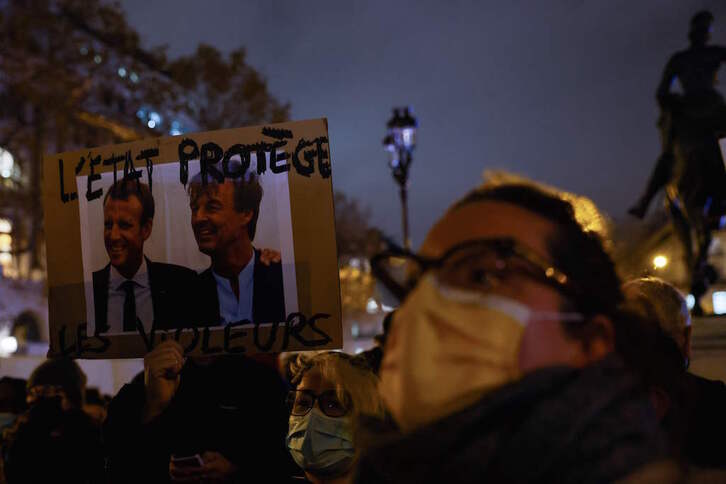 Denuncia dirigida a Macron y a su exministro de Ecología, Hulot, durante una movilización del 25 de Noviembre. (Thomas SAMSON/AFP)