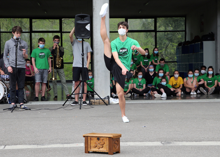 Euskaldunen ametsak bildu zituen Kutxa Birari ongi etorria emateko ekimena, iragan apirilean, Baionako Etxepare lizeoan. (Bob EDME)