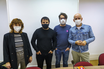 Lide Hernando, Inaxio Esnaola, Juan Luis Etxeberria y Joseina Etxeberria, antes de comenzar la mesa redonda. (Gorka RUBIO / FOKU)