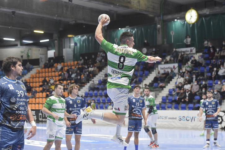 Xabier Etxeberria jaurtiketa prestatzen Anaitasuna pabilioian jokaturiko azken partidan, Cangasen aurka. (Idoia ZABALETA/FOKU)