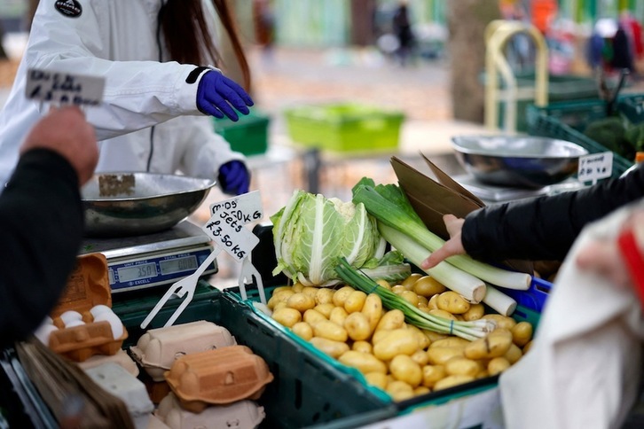 Un puesto de verduras del mercado de Walthamstow, en el este de Londres. (Tolga AKMEN/AFP)