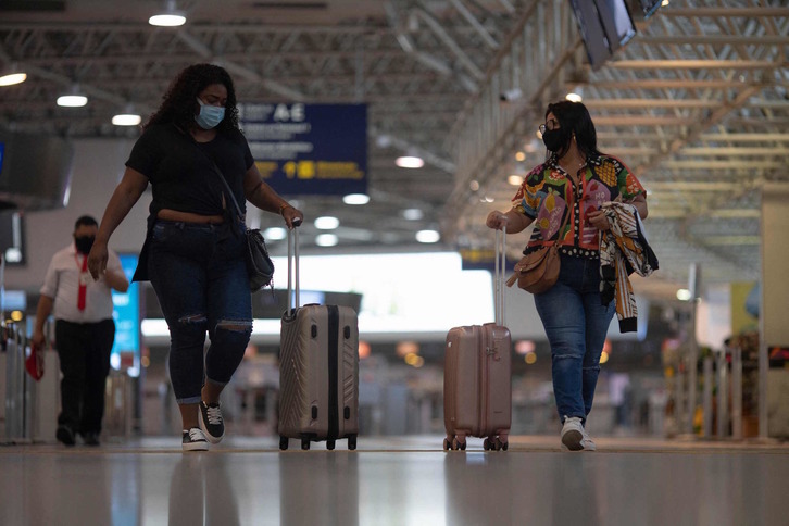 En Brasil también se ha alertado sobre vuelos desde estos países. En la foto, el aeropuerto de Río de Janeiro. (Paulo PIMENTEL | AFP)