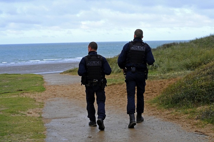 Oficiales de la Policía francesa patrullando en la playa de Wimereux(François LO PRESTI/AFP)