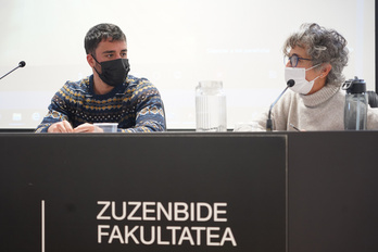 Martin Zuñiga, Gizarte Lanean doktorea eta SSI kooperatibako kidea, eta Eva Salaberria, Donostiako Udaleko teknikaria eta Donostia Lagunkoia Hiri Planaren arduraduna. (Jagoba MANTEROLA I FOKU)