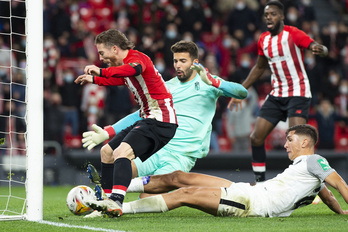 Muniain pugna el balón con un defensor y con Maximiano, autor del autogol que ha supuesto el empate del Athletic. (Monika DEL VALLE/FOKU)
