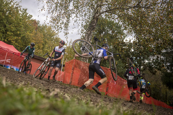 Jon Munitxa, con la bicicleta al hombro en la prueba de Laudio, ha sido el más fuerte en Garai. (Jaizki FONTANEDA/FOKU)