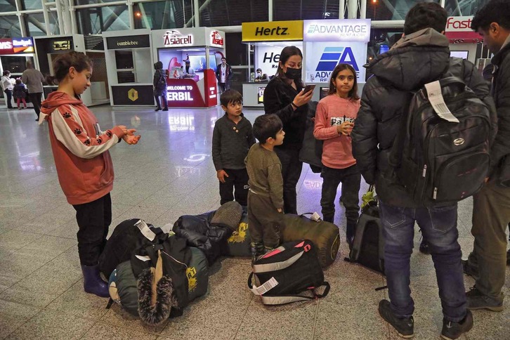 Refugiados en el aeropuerto de Erbil, en Kurdistán. (Safin HAMED/AFP)
