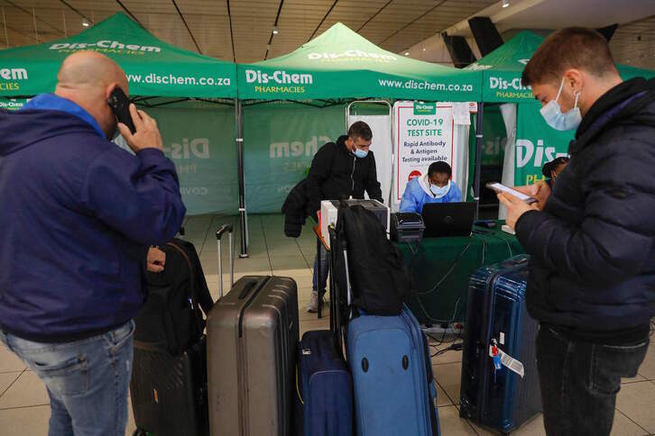 Realización de pruebas PCR a viajeros en un aeropuerto de Sudáfrica. (Phill MAGAKOE/AFP) 