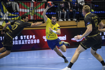Jon Azkue en el duelo europeo frente al Toulouse. (Jon URBE/FOKU)