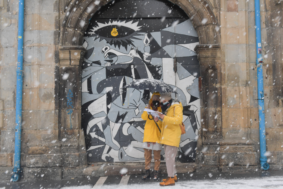 La nieve no ha sido un impedimento para visitar la capital navarra. (Idoia ZABALETA/FOKU)