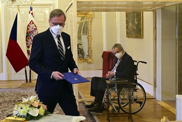Petr Fiala jura el cargo de primer ministro ante el presidente, Milos Zeman, enfermo de covid.(Roman VONDROUS- AFP)