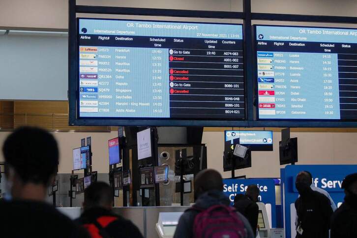 Vuelos cancelados en el aeropuerto de Johanesburgo.  (Phill MAGAKOE/AFP)