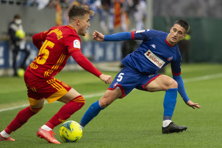 Olaetxea intenta evitar el avance de Chavarría. (Monika del Valle/Foku)