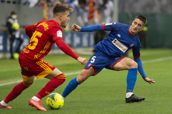 Olaetxea intenta evitar el avance de Chavarría. (Monika del Valle/Foku)