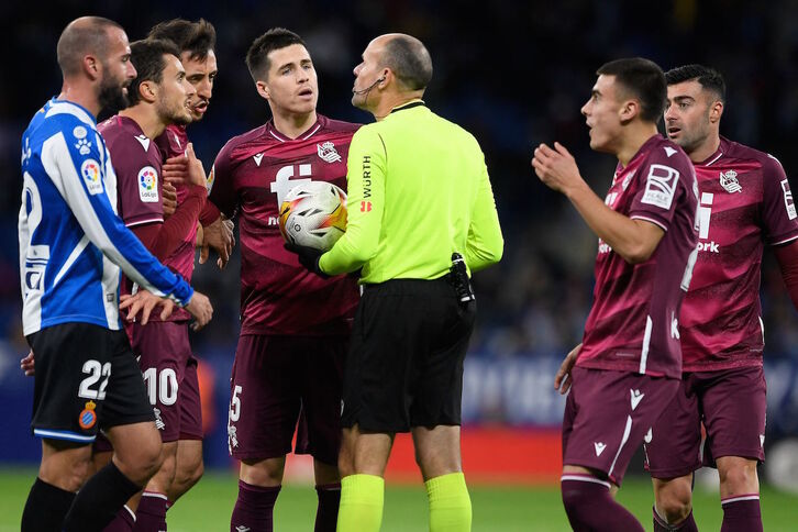 Los jugadores realistas, desquiciados ante las explicaciones de Mateu tras anular el gol de Isak. (Josep LAGO/AFP)