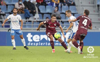 Martín y Olasagasti intentan evitar el remate de Rubén Díez. (LaLiga)