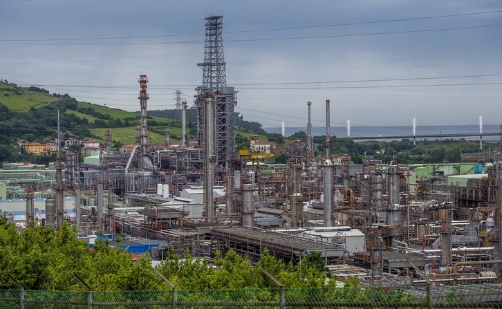 Refineria de Petronor, en Muskiz. (Luis JAUREGIALTZO/FOKU)