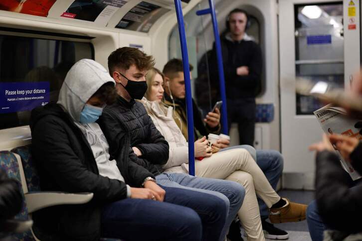 Personas con y sin mascarilla en el metro de Londres. (Tolga AKMEN/AFP) 