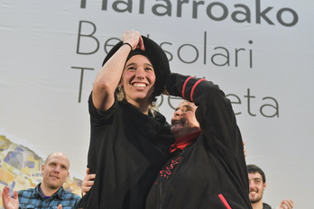 Estitxu Arozenak jantzi zion txapela, bere bertso irakasle izandakoak eta duela 26 urte txapel hori jantzi zuen lehen emakumeak. (Idoia ZABALETA/FOKU)