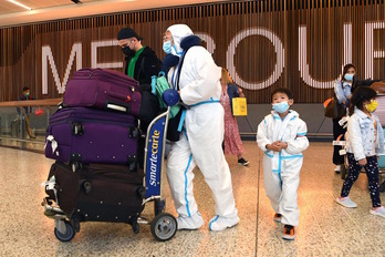 Pasajeros en tránsito en el aeropuerto australiano de Melbourne. (William WEST | AFP)