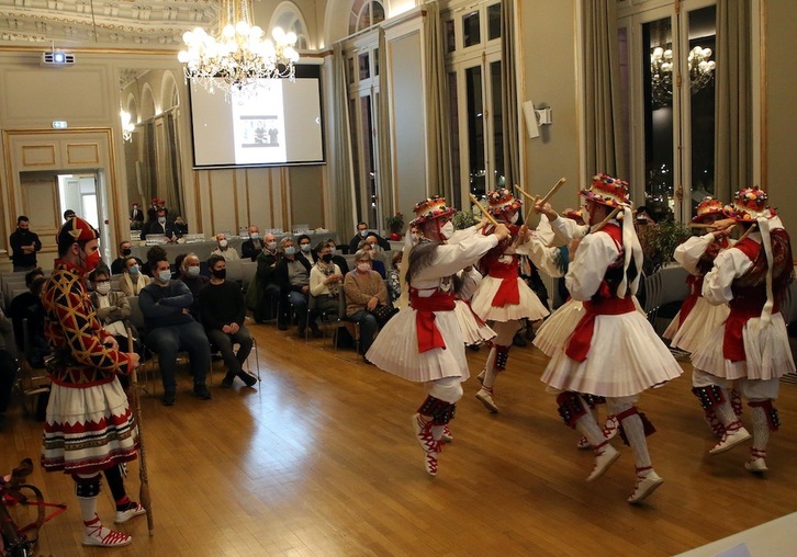 Dantzariak Claude Iruretagoyenak egin jantziekin aritu ziren dantzan ostiraleko ekitaldian. (Bob EDME)