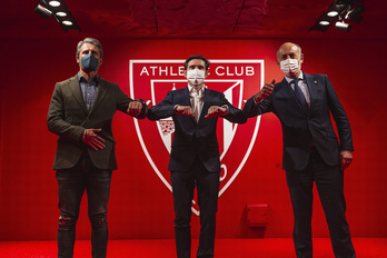 Unai Simón subió a rematar la última jugada en el Bernabéu, pero Courtois se mostró intratable. (Pierre-Philippe MARCOU / AFP)