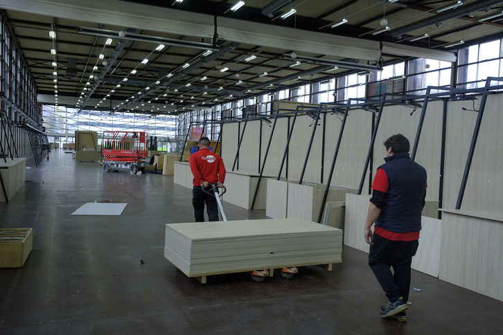 Stand-en prestaketa, martxan. (Jon URBE / FOKU)